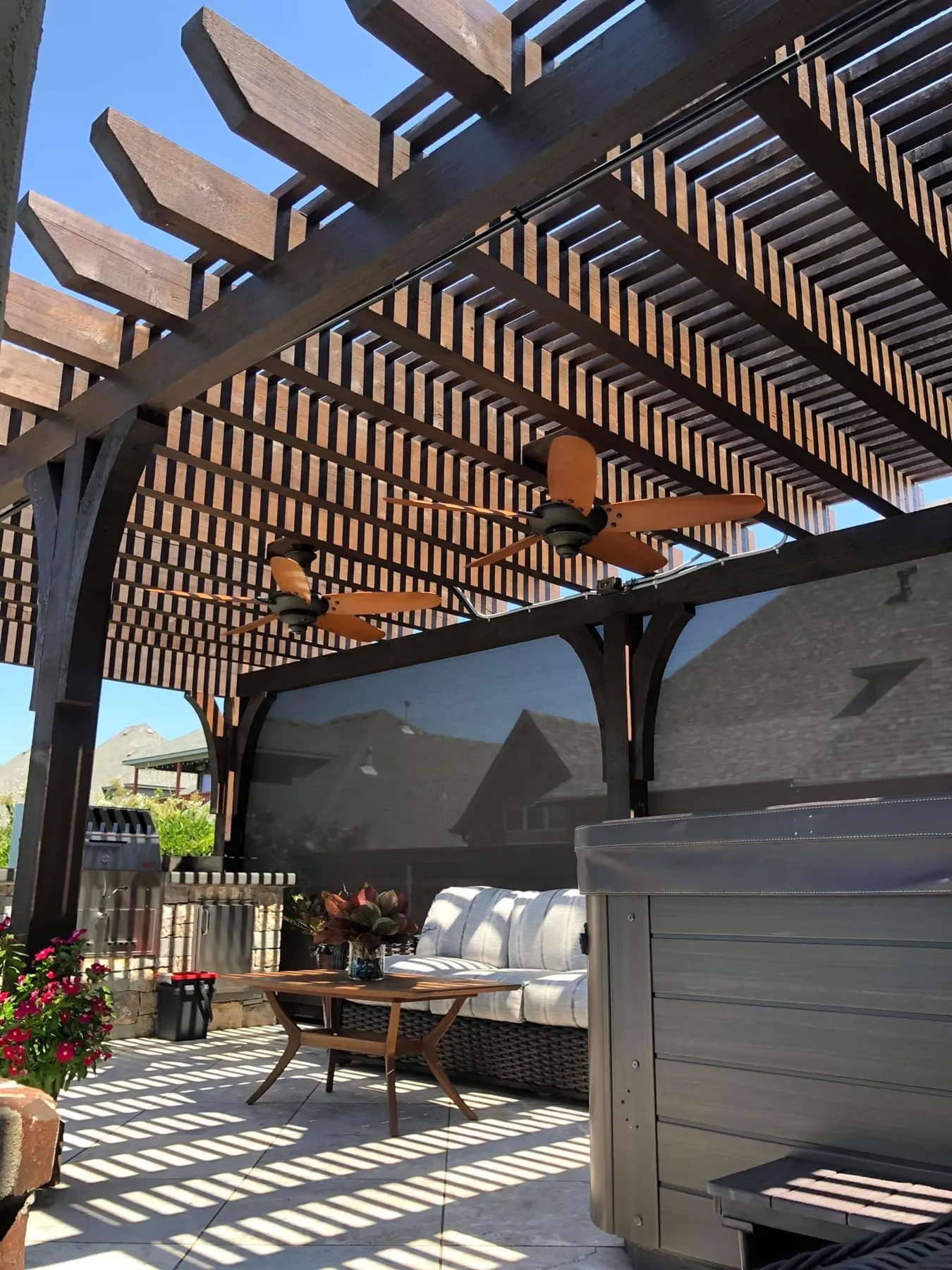 Pergola with a motorized screen